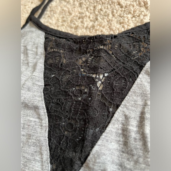 Old Navy Heathered Grey Black Lace Inset Petite Sharkbite Hem Tank - Picture 2 of 6